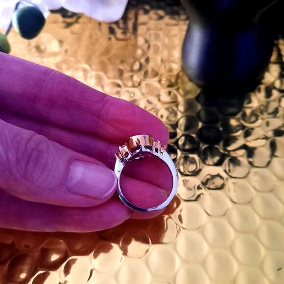 VINTAGE Crystal and Goldtone Ring  FEMININE - Picture 3 of 7